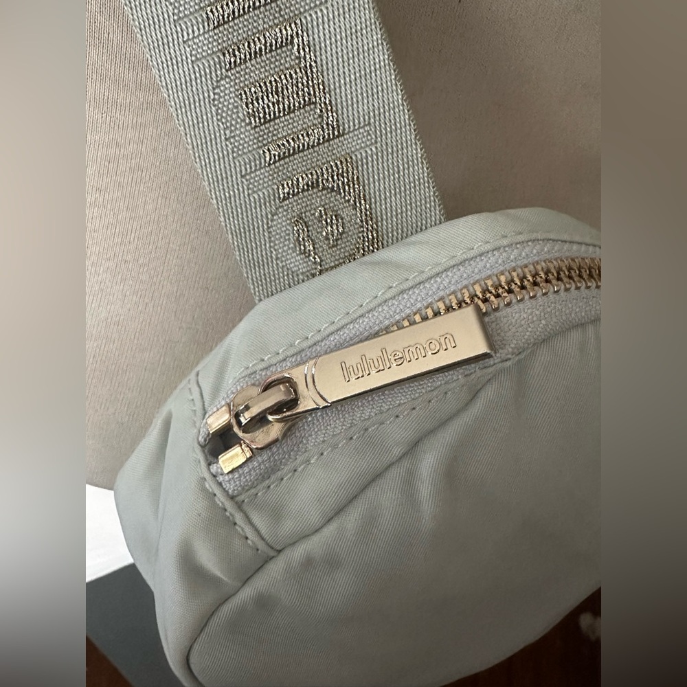 Lululemon Athletica Gray White Gold Glitter Crossbody Everywhere Belt Bag 1L - Picture 5 of 16